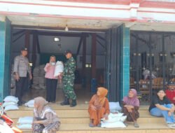 TNI-Polri Dampingi Penyaluran 30 Kg Beras Bulog untuk 606 KK di Jajar