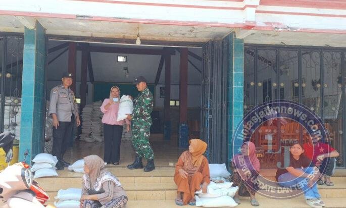 TNI-Polri Dampingi Penyaluran 30 Kg Beras Bulog untuk 606 KK di Jajar