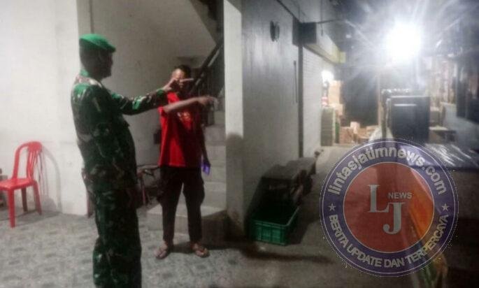 Jaga Kondusifitas Wilayah, Sertu Wahyu Sandi Koramil Selogiri Laksanakan Patroli Malam