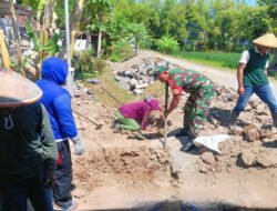 Babinsa dan Warga Glonggong Gotong Royong Pulihkan Saluran Air, Cegah Banjir