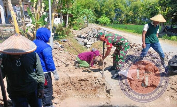 Babinsa dan Warga Glonggong Gotong Royong Pulihkan Saluran Air, Cegah Banjir