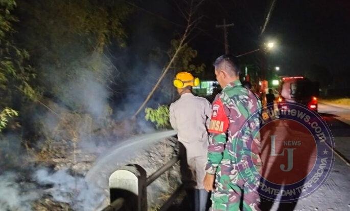 Asap Pekat Ganggu Warga, Babinsa Nogosari Sigap Bantu Padamkan Kebakaran Tumpukan Sampah