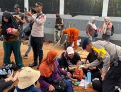 Brimob dan Polwan Polda Metro Bagikan Roti untuk Massa Hari Tani