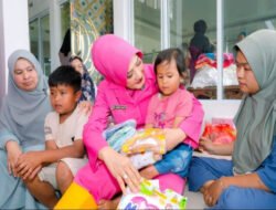 HKGB ke-74, Bhayangkari Sumbar Hadir Berikan Bantuan bagi Warga Terdampak Banjir Bandang