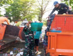 Peduli Kebersihan Lingkungan, Babinsa Kestalan Bersama Saberling Pilah Sampah Keliling Kampung