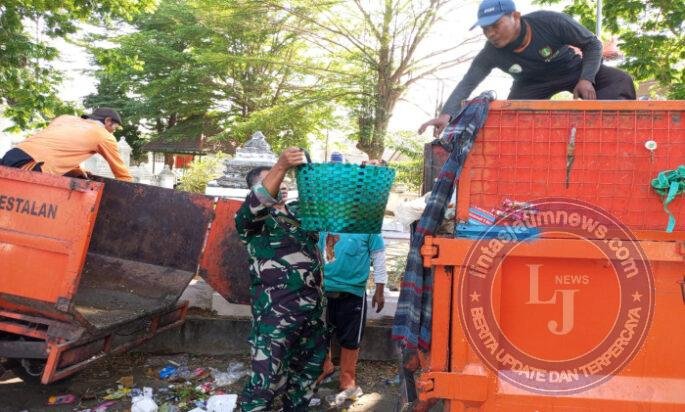 Peduli Kebersihan Lingkungan, Babinsa Kestalan Bersama Saberling Pilah Sampah Keliling Kampung