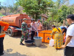 Musim Kemarau, Babinsa Kodim Ponorogo Pendampingan Penyaluran Air Barsih