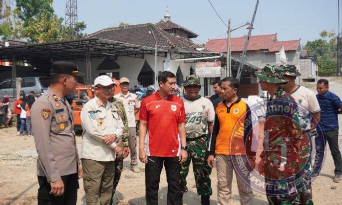 Hadapi Musim Penghujan Yonif TP 449/Satria Honggopati Bersihkan Anak Sungai Tegalrejo Watubonang