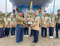 Ketua Kwarwil HW Jatim Serahkan Piala Juara Umum Perkemahan Pandu HW SMPM 21 Brangsi Laren