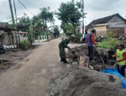 Babinsa Tulungrejo dan Warga Bergotong Royong Perbaiki Talut