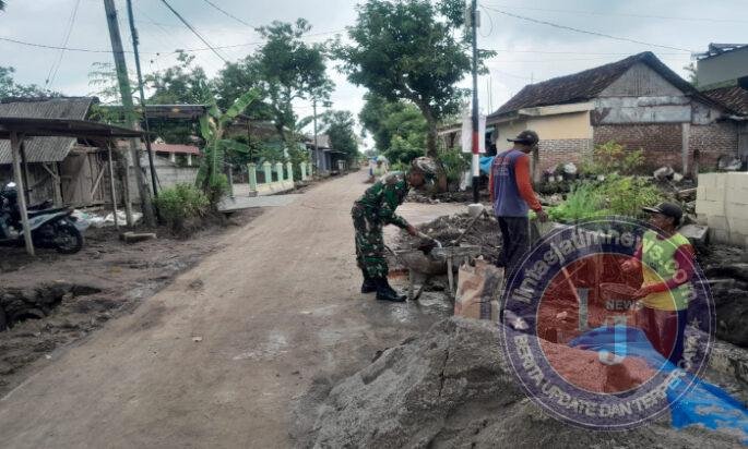 Babinsa Tulungrejo dan Warga Bergotong Royong Perbaiki Talut
