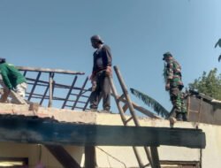 Bantu Warga Bongkar Rumah, Sarana Komsos Babinsa Ponorogo di Desa Binaan