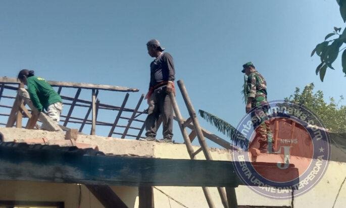 Bantu Warga Bongkar Rumah, Sarana Komsos Babinsa Ponorogo di Desa Binaan