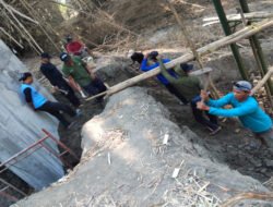 Babinsa Pangkur Gotong Royong Percepat Pembangunan Jembatan Merah Putih di Babadan