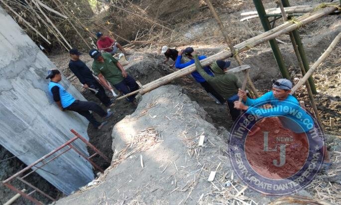Babinsa Pangkur Gotong Royong Percepat Pembangunan Jembatan Merah Putih di Babadan