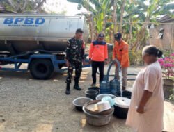 TNI dan BPBD Trenggalek Salurkan 4.000 Liter Air Bersih ke Warga Jatiprahu