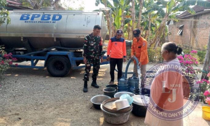 TNI dan BPBD Trenggalek Salurkan 4.000 Liter Air Bersih ke Warga Jatiprahu