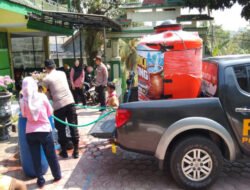Patroli Gentong Polres Trenggalek Salurkan Air Bersih untuk Sekolah dan Tempat Ibadah