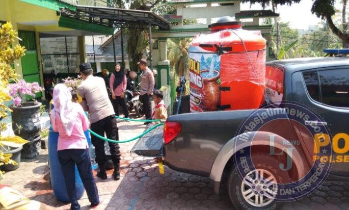 Patroli Gentong Polres Trenggalek Salurkan Air Bersih untuk Sekolah dan Tempat Ibadah