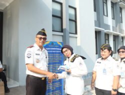 Jaga Kebugaran Petugas Rutan Kelas 1 Surabaya Bagikan Suplemen dan Vitamin usai Apel Pagi