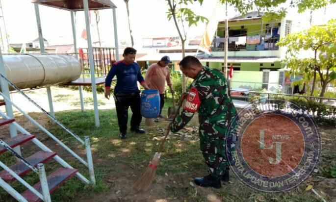 Wujudkan Lingkungan Bersih & Sehat, Babinsa Nusukan Bersama Pengelola Taman Cerdas Gelar Kerja Bakti