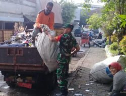 Babinsa Keprabon Bersama Saberling & Warga Laksanakan Gotong Royong, Ciptakan Lingkungan Bersih dan Sehat