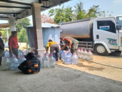Babinsa Posramil Pitu Bantu Dropping Air Bersih untuk Warga Banjarbanggi