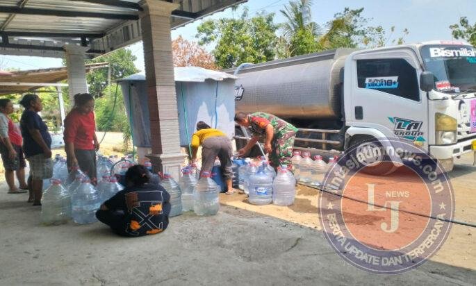 Babinsa Posramil Pitu Bantu Dropping Air Bersih untuk Warga Banjarbanggi