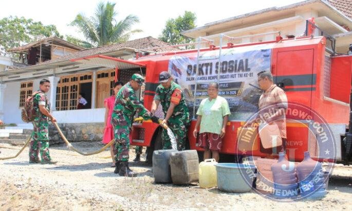 Kodim 0806/Trenggalek Salurkan 15.000 Liter Air Bersih ke Warga Sukokidul