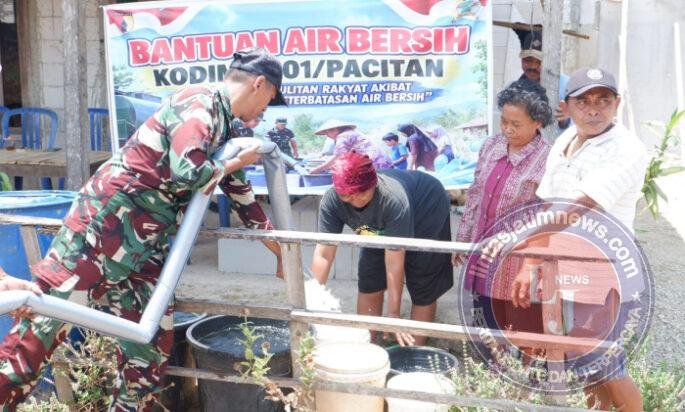 Kodim 0801/Pacitan Salurkan 10.000 Liter Air Bersih Untuk Warga Desa Punung