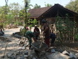 Cegah Ancaman Longsor, Koramil Tangen dan Warga Sigit Bahu-Membahu Bentengi Akses Jalan Desa