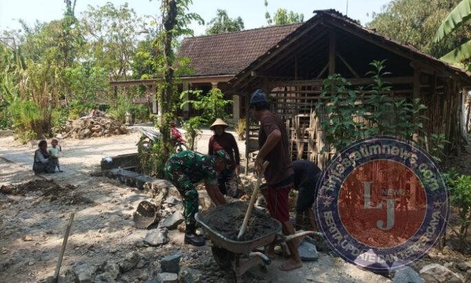 Cegah Ancaman Longsor, Koramil Tangen dan Warga Sigit Bahu-Membahu Bentengi Akses Jalan Desa