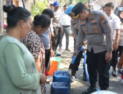 Polres Bondowoso Distribusikan Air Bersih Bantu Warga Taman Krocok Hadapi Kemarau Panjang
