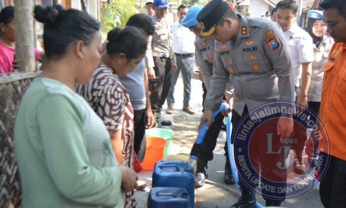 Polres Bondowoso Distribusikan Air Bersih Bantu Warga Taman Krocok Hadapi Kemarau Panjang