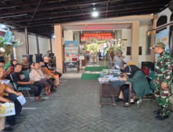 Cegah TBC Sejak Dini, Babinsa Danukusuman Dampingi Layanan Pemeriksaan Kesehatan Gratis di Pendopo Kelurahan