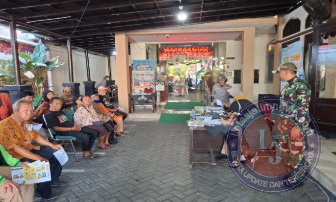 Cegah TBC Sejak Dini, Babinsa Danukusuman Dampingi Layanan Pemeriksaan Kesehatan Gratis di Pendopo Kelurahan