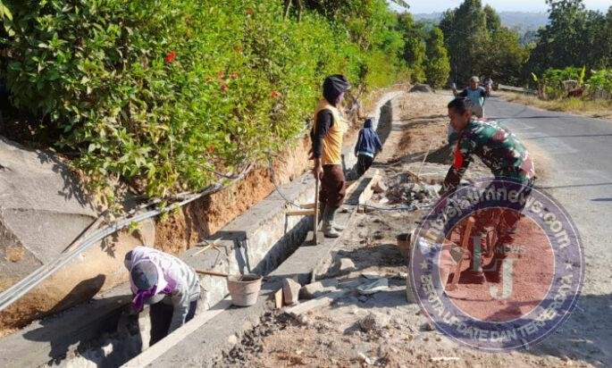 Babinsa dan Warga Cermo Gotong Royong Bangun Saluran Air Demi Lingkungan yang Lebih Lancar