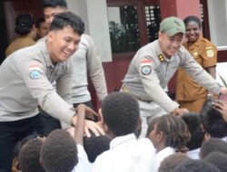 Satgas Damai Cartenz Bagikan Tas dan Alat Tulis untuk Masa Depan Papua