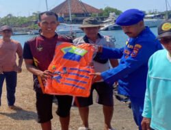 Keselamatan Nelayan Jadi Prioritas, Satpolairud Polresta Banyuwangi Bagikan Life Jacket