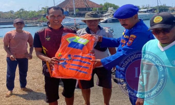 Keselamatan Nelayan Jadi Prioritas, Satpolairud Polresta Banyuwangi Bagikan Life Jacket