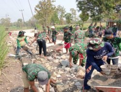 Wujudkan Akses Desa yang Layak, TNI dan Warga Mlale Sragen Bahu-Membahu Cor Jalan