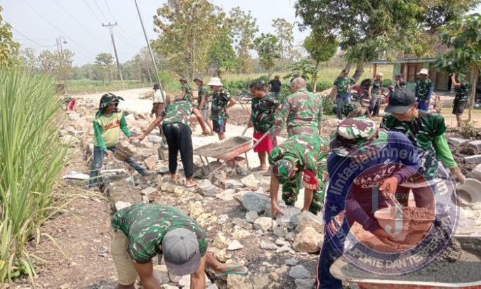 Wujudkan Akses Desa yang Layak, TNI dan Warga Mlale Sragen Bahu-Membahu Cor Jalan
