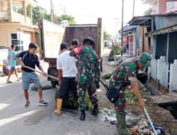 Perkuat Kemanunggalan TNI-Rakyat, Babinsa Gilingan Bersama Warga Gotong Royong Bersihkan Lingkungan