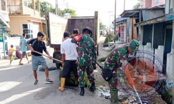 Perkuat Kemanunggalan TNI-Rakyat, Babinsa Gilingan Bersama Warga Gotong Royong Bersihkan Lingkungan