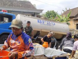TNI dan BPBD Salurkan 12.000 Liter Air Bersih untuk Warga Panggul