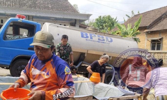 TNI dan BPBD Salurkan 12.000 Liter Air Bersih untuk Warga Panggul
