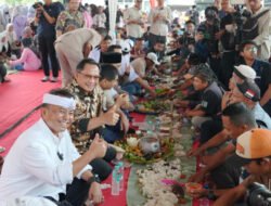 Nikmati Nasi Liwet, Mendagri Ngariung Bareng Sopir Truk Genteng di Purwakarta