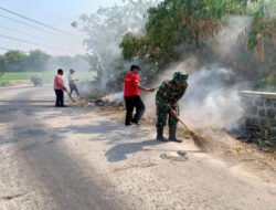 Sampah Menumpuk di Jembatan Tinawas, Koramil Nogosari Turun Tangan Ajak Warga Peduli Lingkungan
