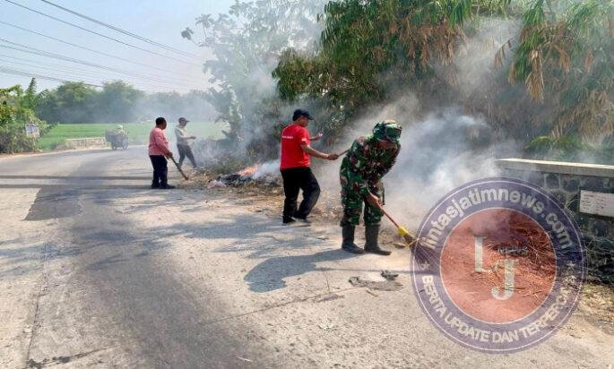 Sampah Menumpuk di Jembatan Tinawas, Koramil Nogosari Turun Tangan Ajak Warga Peduli Lingkungan