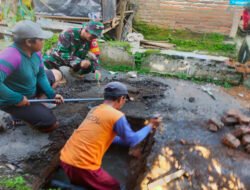 Gotong Royong Warga Jetis, Babinsa Perbaiki Saluran Irigasi untuk Jaga Kelancaran Pengairan Sawah